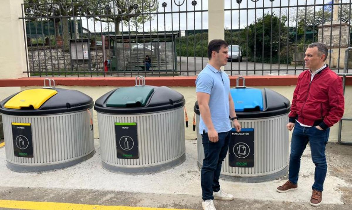 El concejal de Obras, Jorge Suárez, y el alcalde, Iván Fernández, ante los nuevos contenedores soterrados de San Pelayo, en Trasona.