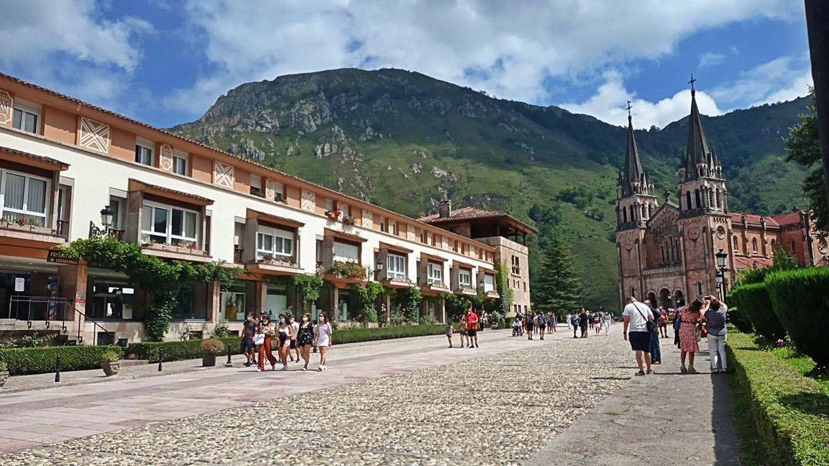 Visitantes paseando ayer por la explanada de Covadonga, ahora libre de coches.