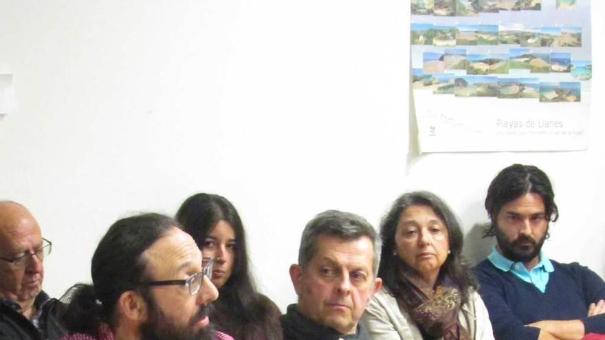 Miyares, ayer, durante su intervención en la asamblea, con el alcalde de Llanes y la concejala Marisa Elviro al fondo, a la derecha.