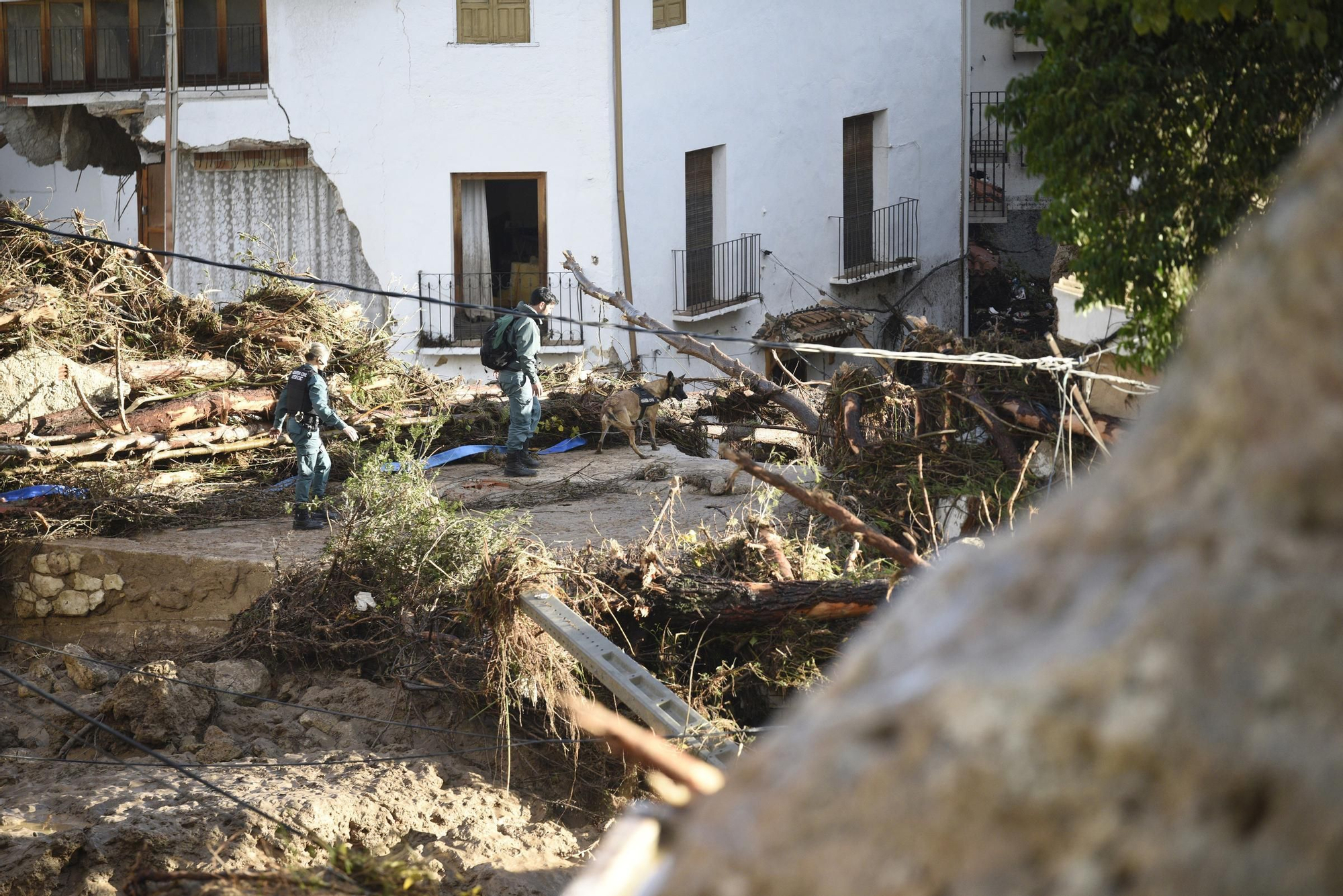 Dos agentes de la Guardia Civil trabajan en una zona afectada