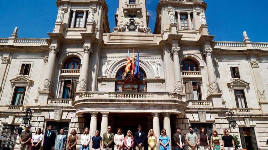El Ayuntamiento de València guarda un minuto de silencio por las víctimas de los terremotos de Venezuela