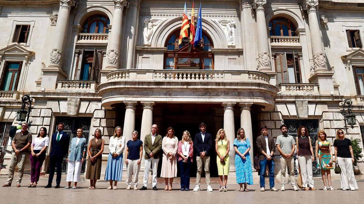 El Ayuntamiento de València guarda un minuto de silencio por las víctimas de los terremotos de Venezuela