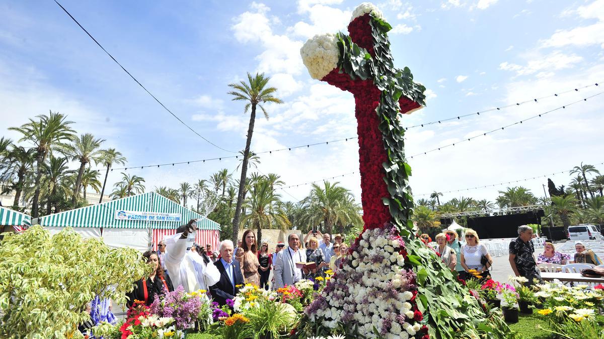 Bendición de la Cruz de mayo en la feria andaluza de Elche este sábado