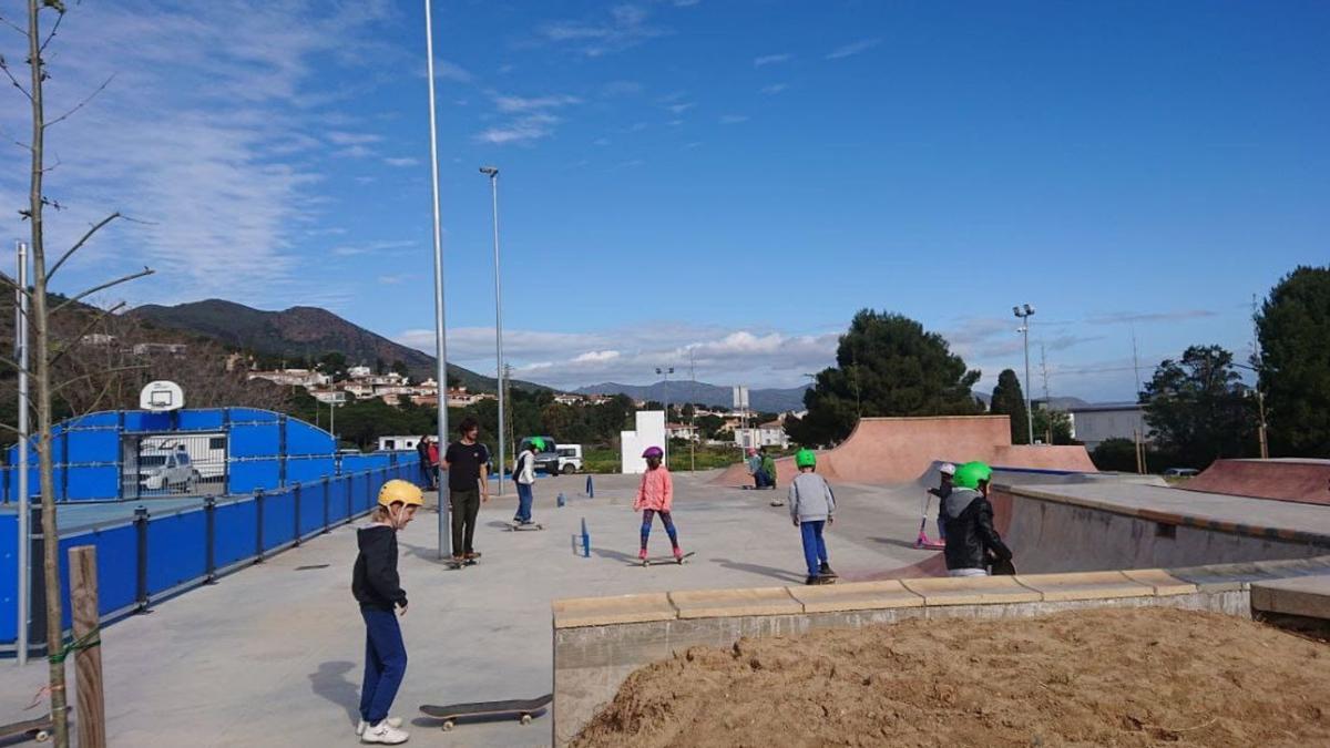 Alguns dels participants al taller d&#039;skate de Port de la Selva