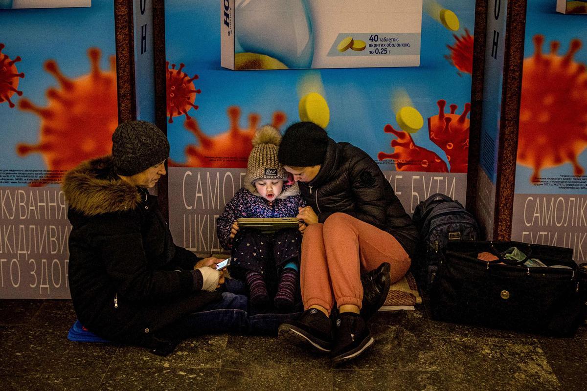 Los residentes se refugian en una estación de metro durante una alarma de ataque aéreo en la capital ucraniana de Kiev el 10 de febrero de 2023, en medio de la invasión rusa de Ucrania.