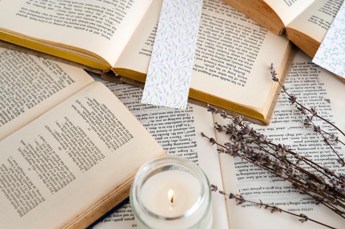 Marcador y surtido de libros vista superior
