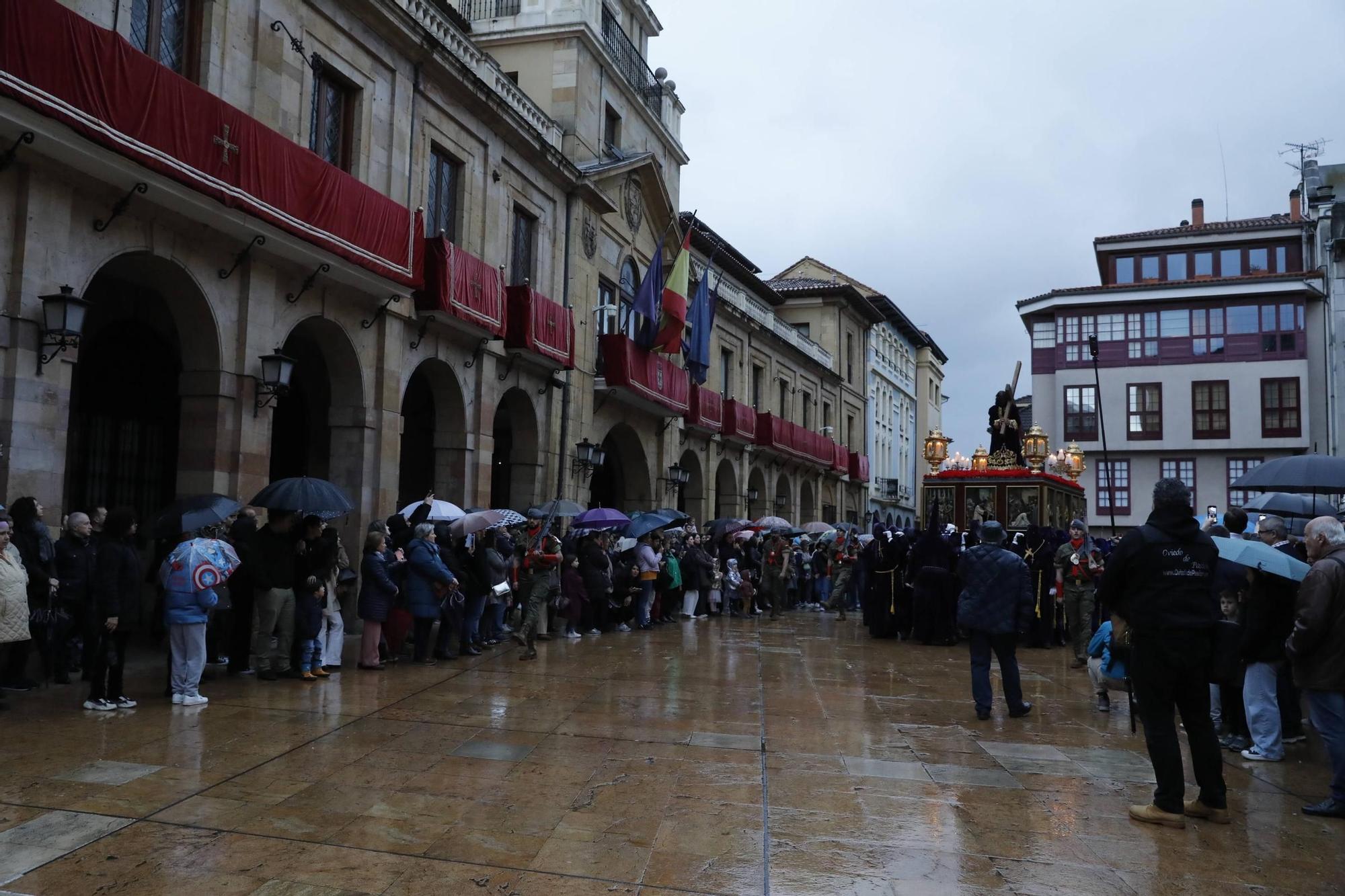 EN IMÁGENES | Procesión del Nazareno por las calles de Oviedo