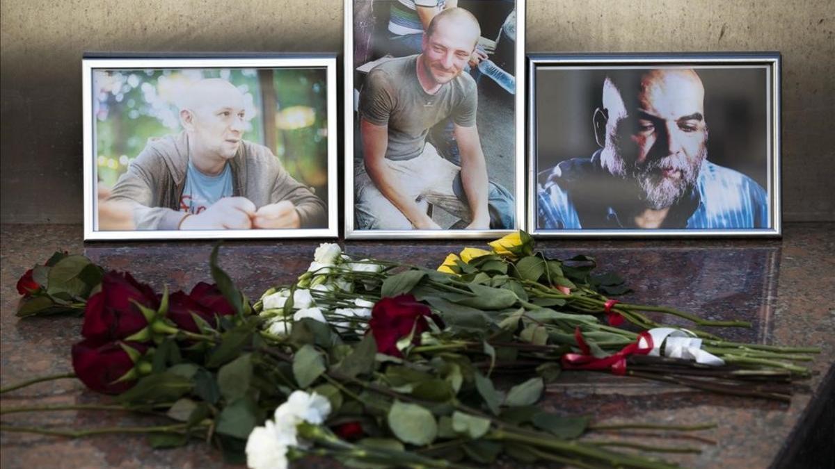 Ofendas florales ante las fotografías de los 3 periodistas rusos asesinados, ante la sede de la Unión Rusa de Periodistas, en Moscú.