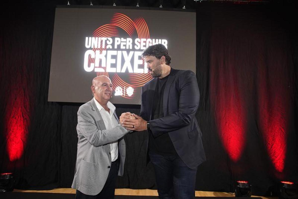 Cayetano Pérez i Marc Gasol, el 18 de juny de 2025, en l'acte oficial per anunciar la fusió