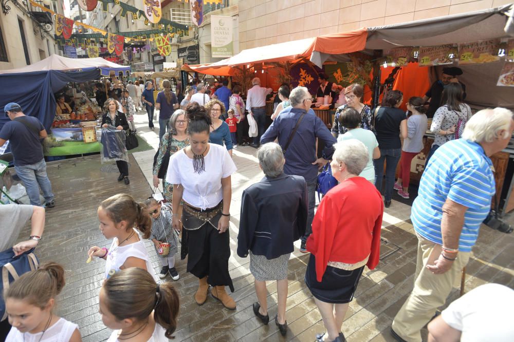 Cientos de personas visitan el Mercado Medieval