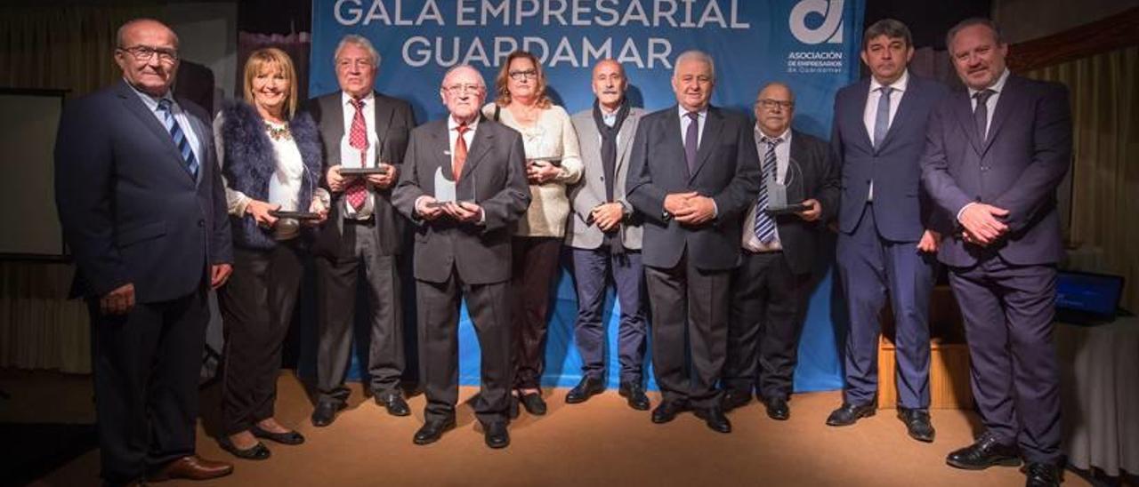 Al final de la gala, una vez entregados los premios, los galardonados posaron junto a las autoridades y representantes empresariales que acudieron al evento celebrado en Guardamar.