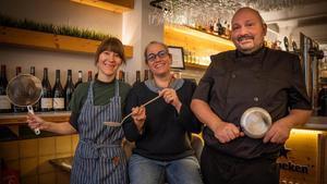 Marta Przywarska, Roser Sancho y Santi Rebés, en el restaurante Embat.