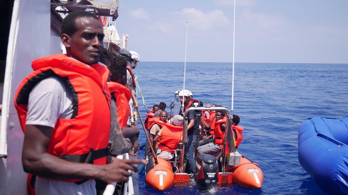 Imatge d&#039;arxiu de migrants rescatats al Mediterrani