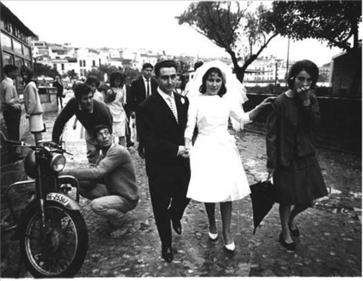 Una parella acabada de casar passeja pels carrers de Cadaqués, 1965.