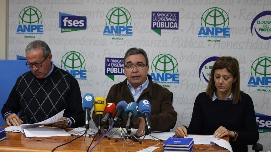 Clemente Hernández, en el centro, ayer durante la presentación del informe.