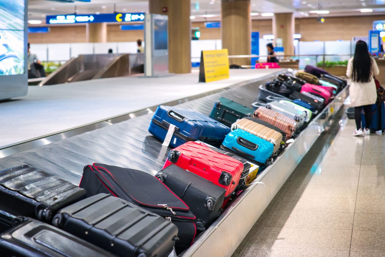 Maletas en la cinta transportadora del aeropuerto.