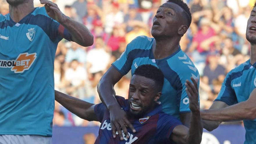 Un lance del partido entre Levante UD y Osasuna en el Ciutat