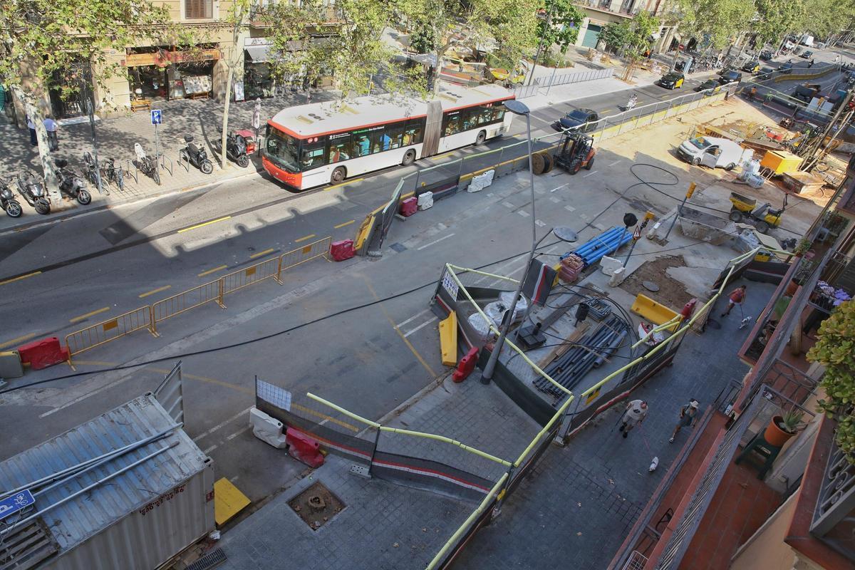 Tramo vallado en la calle Comte d'Urgell por las obras de ampliación de FGC en Barcelona.