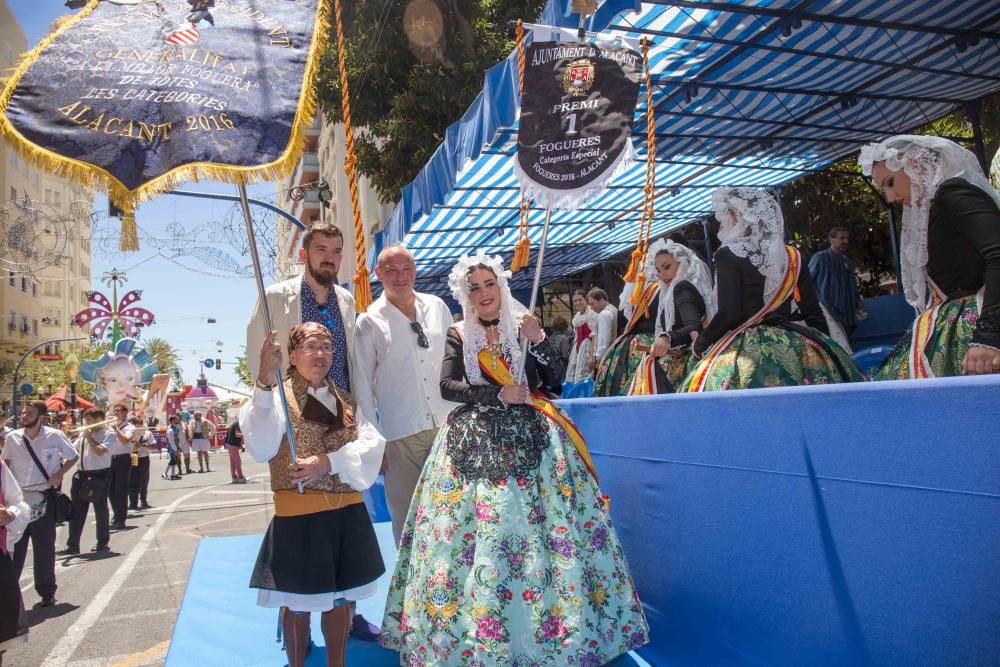 El Desfile de Entrega de Premios culmina con la entrega de más de 600 galardones a hogueras y barracas