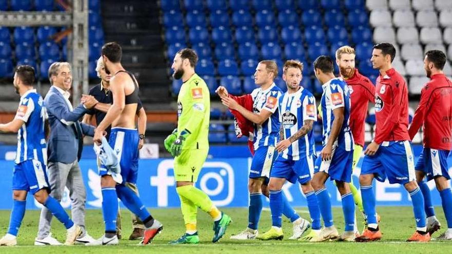 Natxo González saluda a sus futbolistas sobre el césped de Riazor tras la victoria del domingo contra el Sporting.