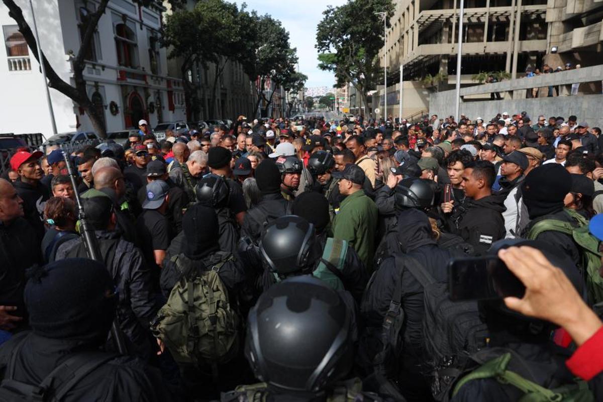Simpatizantes del oficialismo participan en una manifestación en las inmediaciones del Palacio de Miraflores este sábado, en Caracas (Venezuela). Seguidores del chavismo salieron a las calles del centro de la capital para exigir que “devuelvan” al presidente venezolano, Nicolás Maduro, después de que el mandatario estadounidense, Donald Trump, anunciara su captura en el marco de un ataque con misiles ocurrido de madrugada contra Caracas y otras zonas del país.