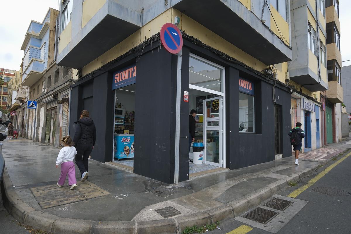 La tienda está ubicada en la calle La Naval, junto a la estación de guaguas de Manuel Becerra.