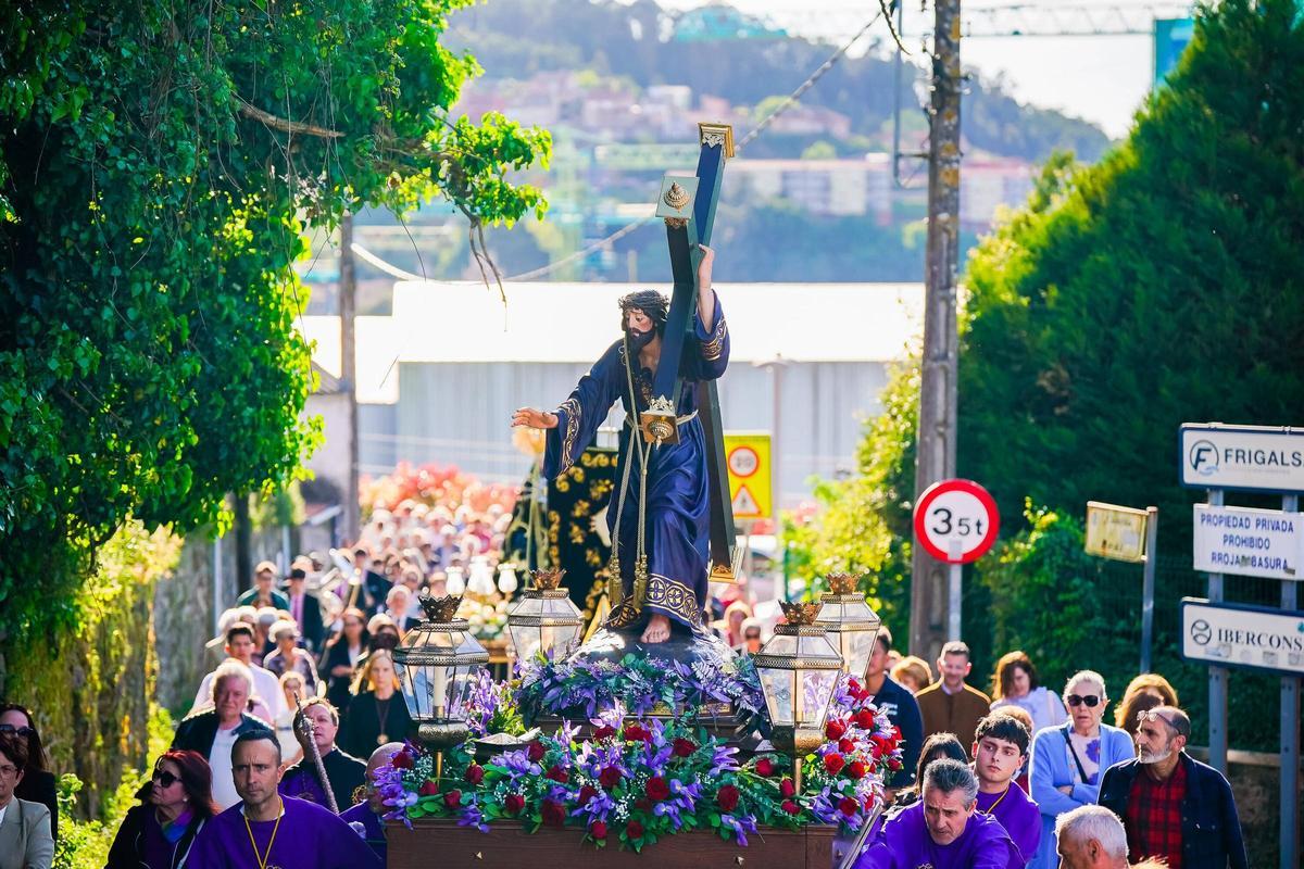Procesiones en Vigo: los pasos de Noso Pai Xesús Nazareno e a Virxe Dolorosa desfilaron por Teis