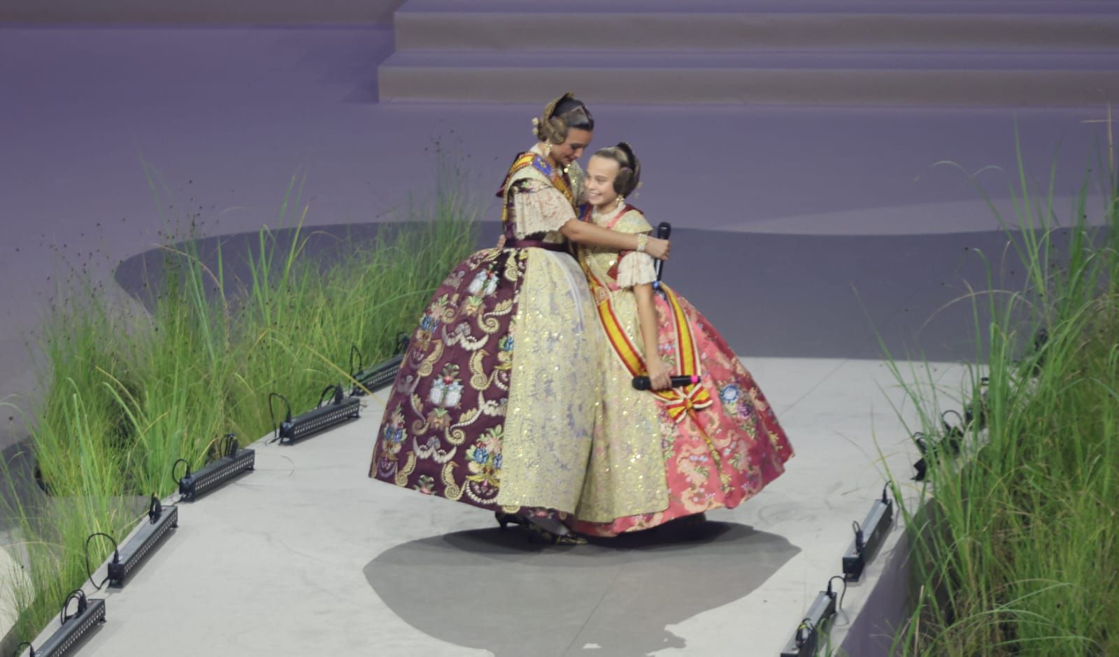 Berta Peiró y Lucía García dicen adiós a su año como falleras mayores de València 2025