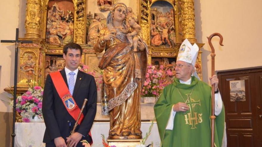 El alcalde de Vera con el obispo y la virgen.