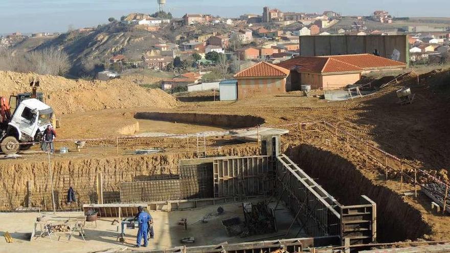 Aspecto que presentan las obras de las piscinas y parque acuático en Castrogonzalo.