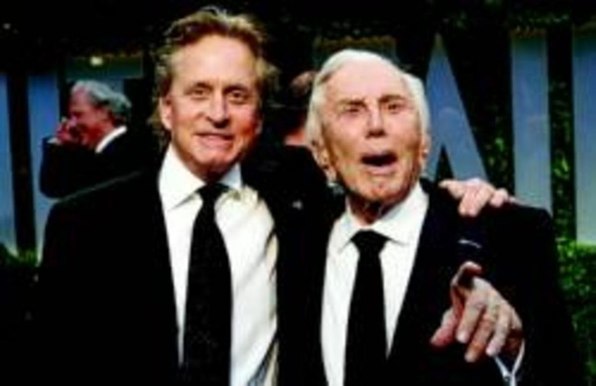 Kirk Douglas i el seu fill, Michael, a l’arribar a la festa dels Oscars de Vanity Fair, el 22 de febrer.