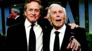 Kirk Douglas i el seu fill, Michael, a l’arribar a la festa dels Oscars de Vanity Fair, el 22 de febrer.