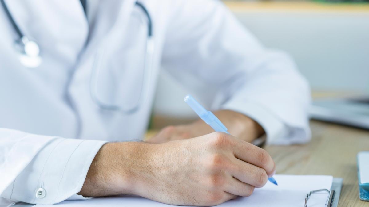 Los médicos que ejercen en la sanidad privada denuncian la precariedad laboral que puede provocar fuga de talentos