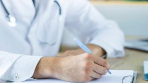 Los médicos que ejercen en la sanidad privada denuncian la precariedad laboral que puede provocar fuga de talentos