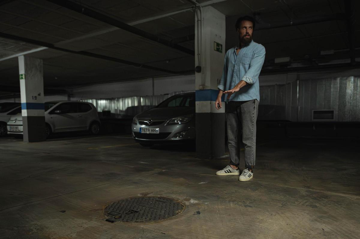 El presidente de la Comunidad Sara, Davide Cortellino, en el garaje del edificio.