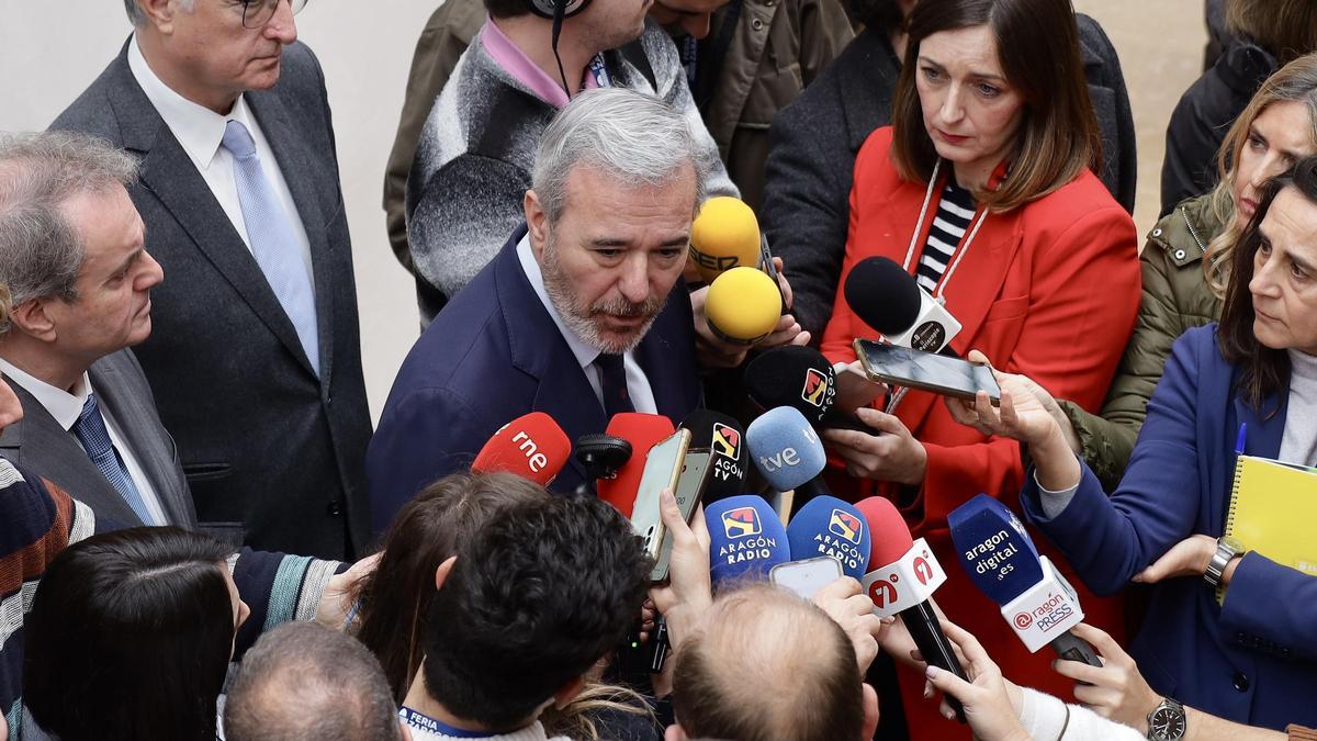 Jorge Azcón, atendiendo a los medios.