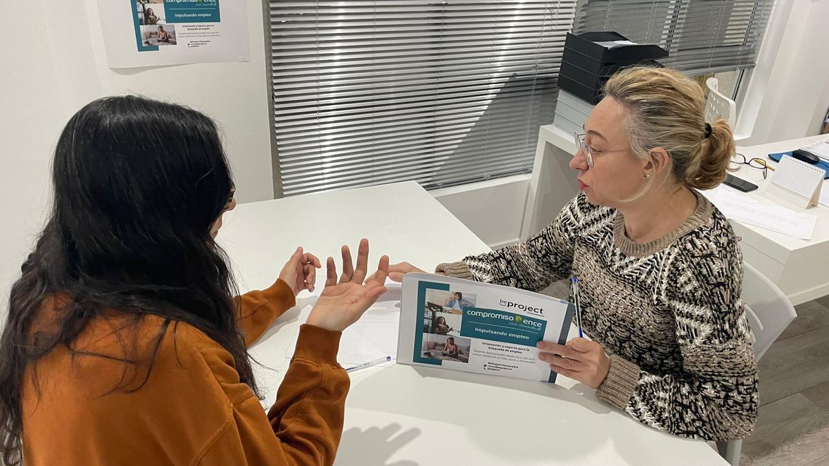 Impulsa Empleo cuenta con un equipo multidisciplinar conformado por consultores y formadores especializados a disposición de las participantes, a las que apoya a través de LA captación de ofertas de empleo y servicios de orientación, apoyo psicológico y formación laboral.