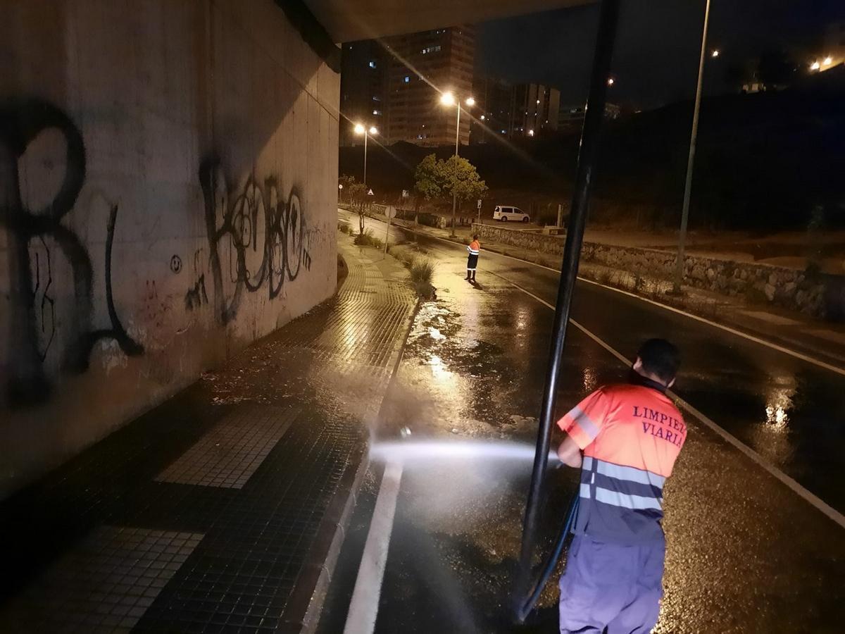 El Ayuntamiento atiende 51 incidencias leves por las lluvias registradas este domingo.