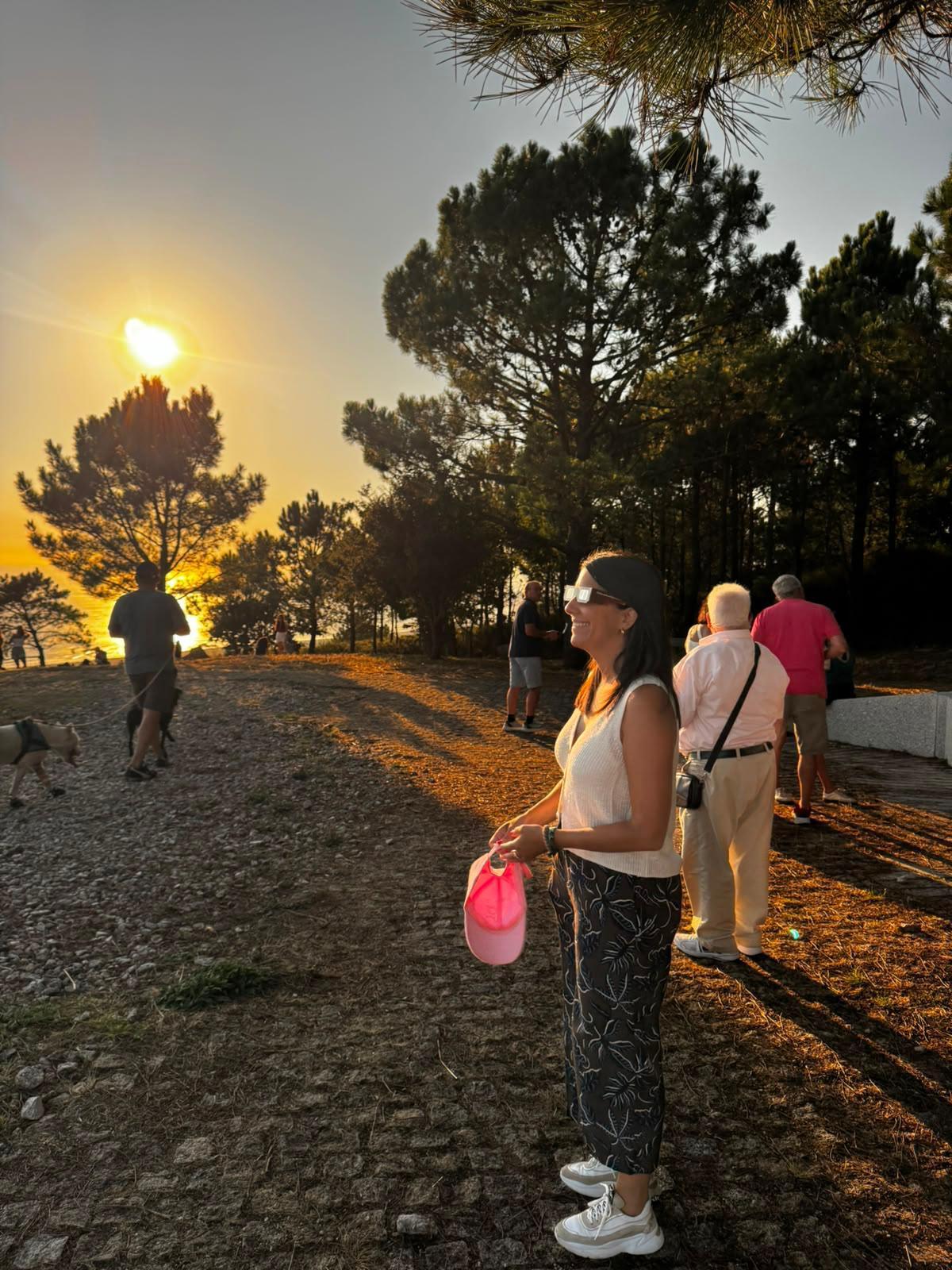 La alcaldesa de Ribeira, María Sampedro, disfrutando del eclipse.