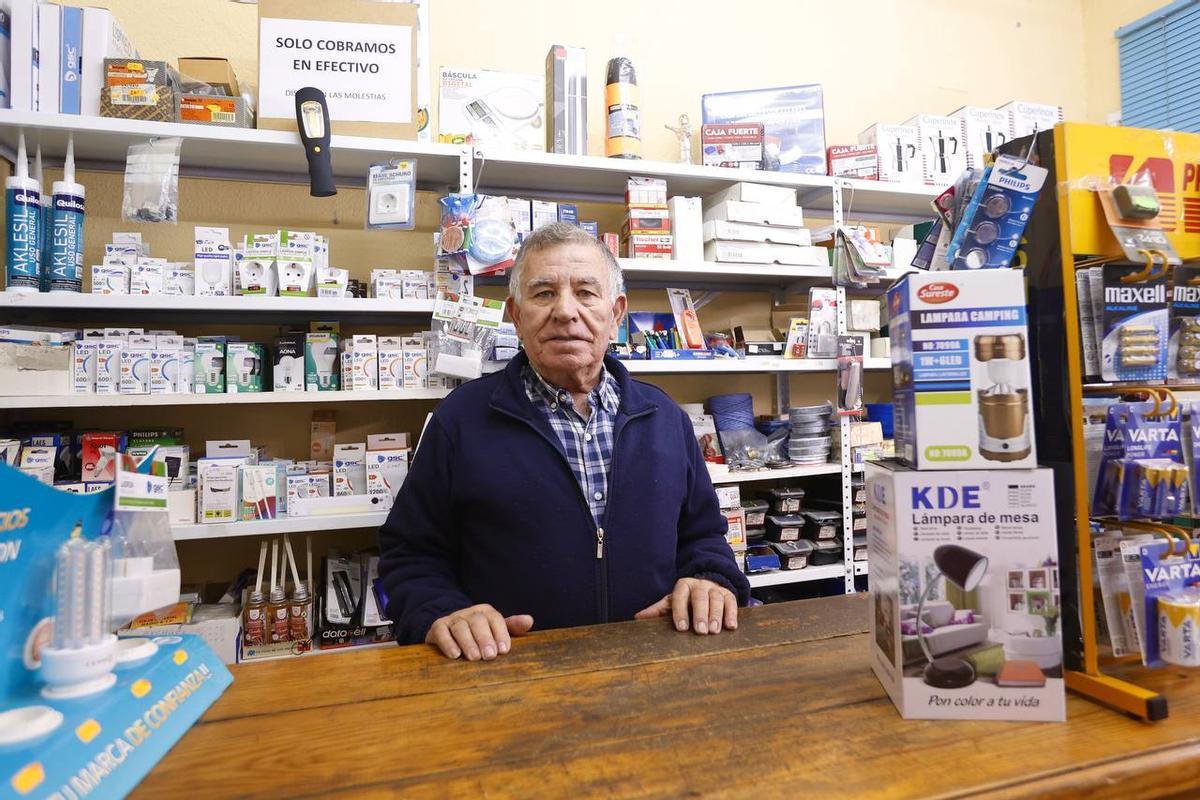 Fabián Aguilar, en el mostrador de la ferretería El Martillo.