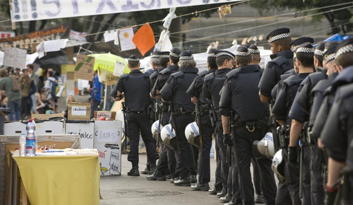 El desallotjament de la plaça de Catalunya, vist per Ferran Sendra.