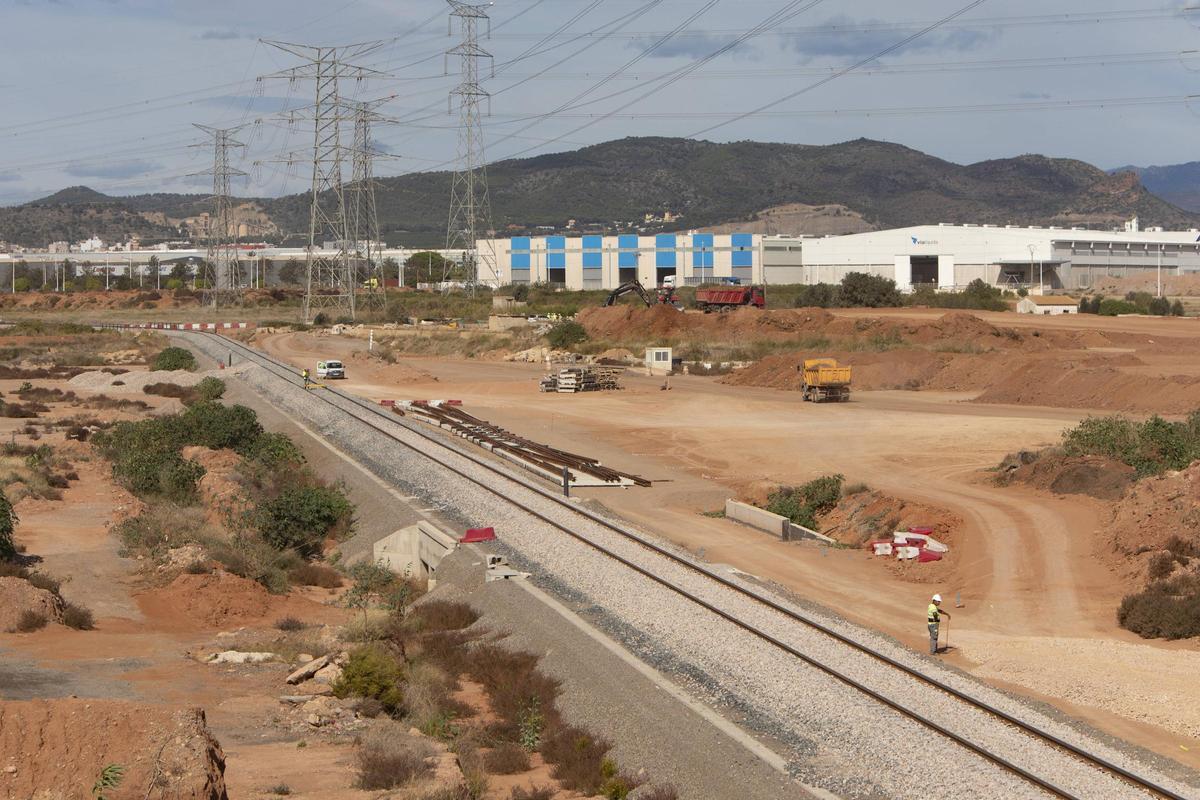 Obras de acceso al puerto comercial de Sagunt.