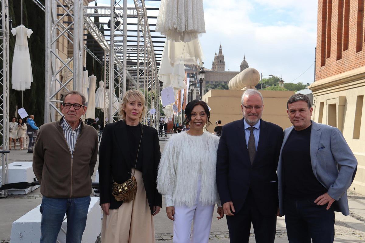 Montaje de La Fura dels Baus con vestidos de novia en la avenida de Maria Cristina