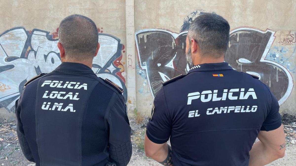 Policías locales de El Campello, ante una de las pintadas