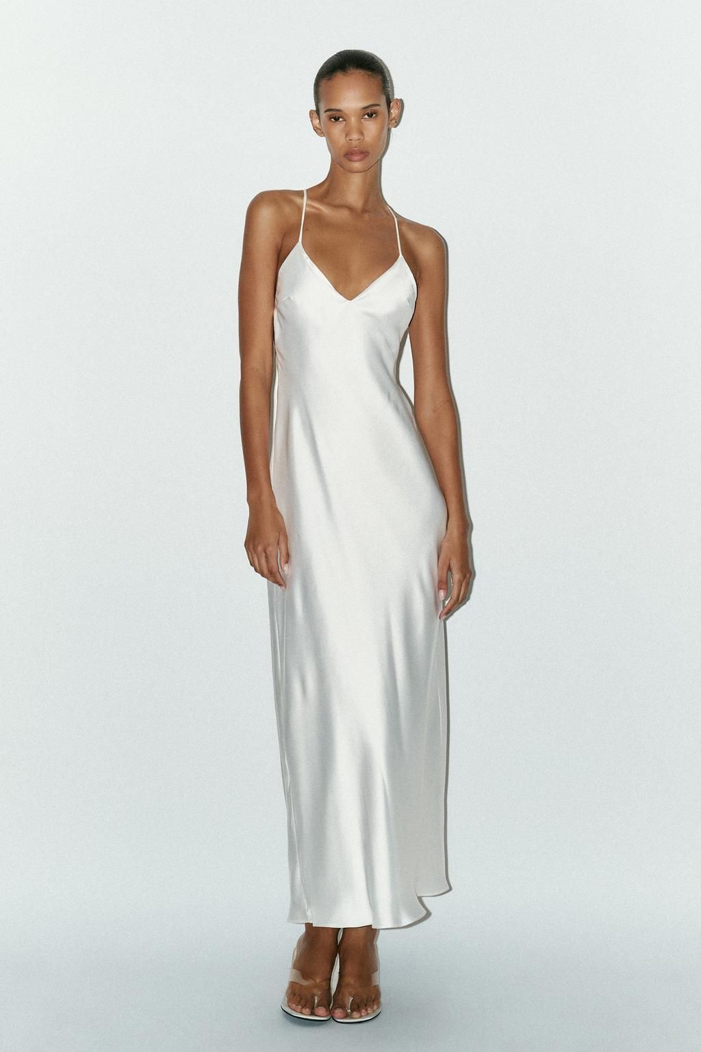 Vestido midi de tejido satinado de Zara.
