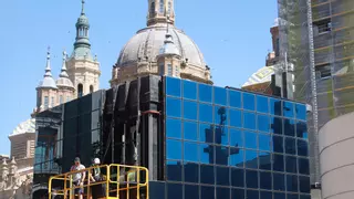Cristal a cristal: así se está haciendo el complejo desmontaje del Cubo de la plaza del Pilar