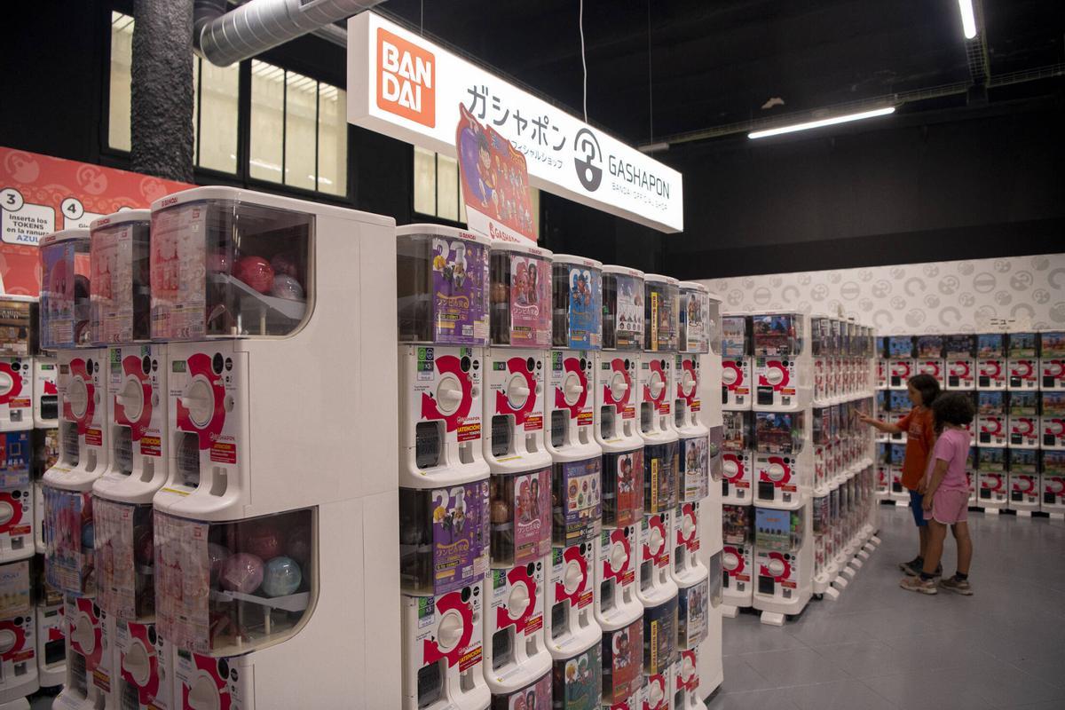 Máquinas de Gashapon en la planta baja de la tienda Bandai Namco Shop. Triángulo Friqui. Barcelona, 30 de junio de 2026. Foto: Belén González Álvarez / EP