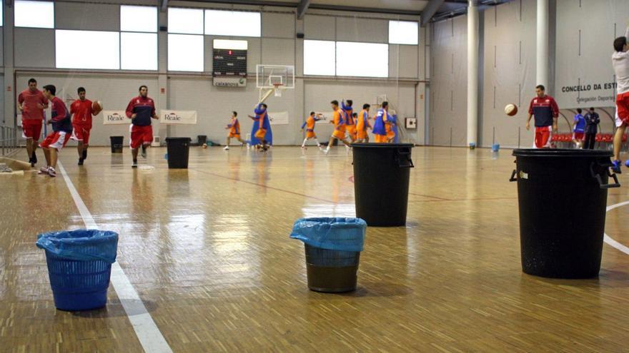 El pabellón Multiusos estuvo más de veinte años con numerosas goteras. |  Bernabé