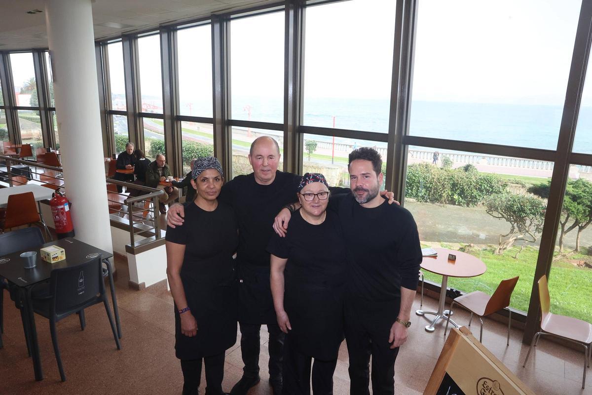 El personal de esta económica cafetería, con las vistas al mar de fondo.