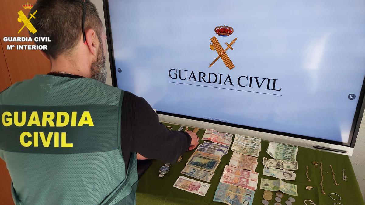 Dinero incautado a la ahora detenida.